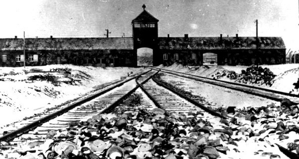 auschwitz ruins 01