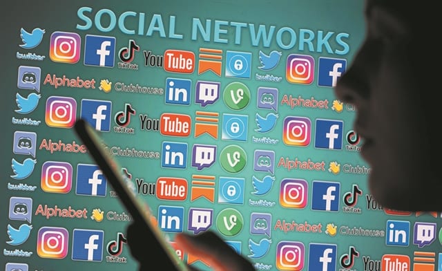 social media proxora minysi se varos tou facebook 01